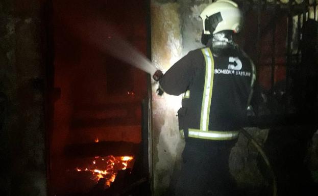 Un incendio calcina el techo de un caserón de Colunga y daña dos habitaciones