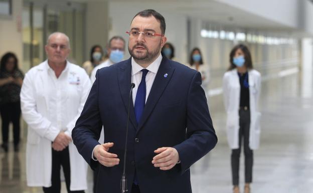 Adrián Barbón recibe el alta hospitalaria y continuará aislado hasta recuperarse