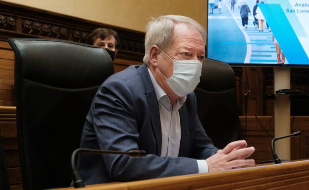 Los datos de contaminación continúan disparados en Gijón y Emulsa comienza a baldear las calles