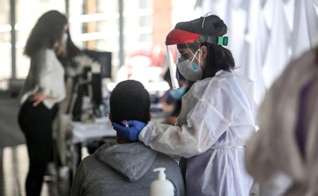 Los vacunados en contacto con positivos no guardarán cuarentena