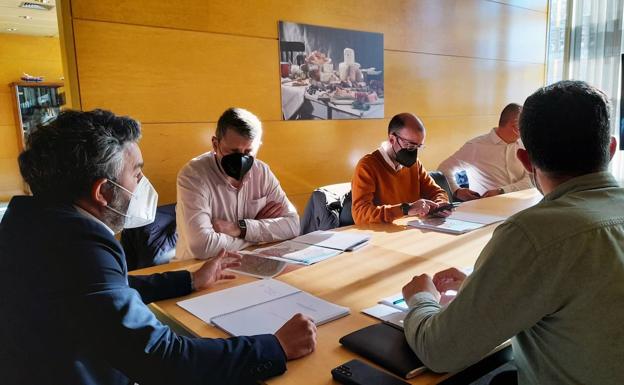 Calvo compromete ante los alcaldes del suroccidente dos millones en mantenimiento de carreteras