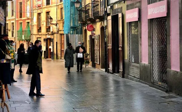 El Ayuntamiento de Oviedo redobla la presión a la nueva gofrería erótica de la calle San Antonio
