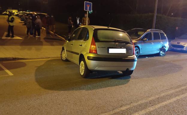 Una avilesina que conducía ebria colisiona con tres coches aparcados