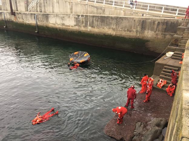 Una docena de jóvenes se preparan en Luarca para entrar al sector pesquero