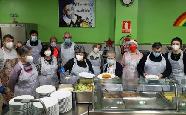 La Cocina Económica de Gijón reparte 200 cenas de Nochebuena en táper