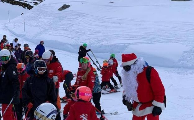 Papá Noel esquía en Fuentes de Invierno