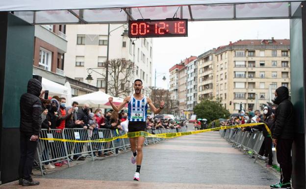 Moha Bakkali suma un lustro en lo más alto de la San Silvestre de Pola de Siero