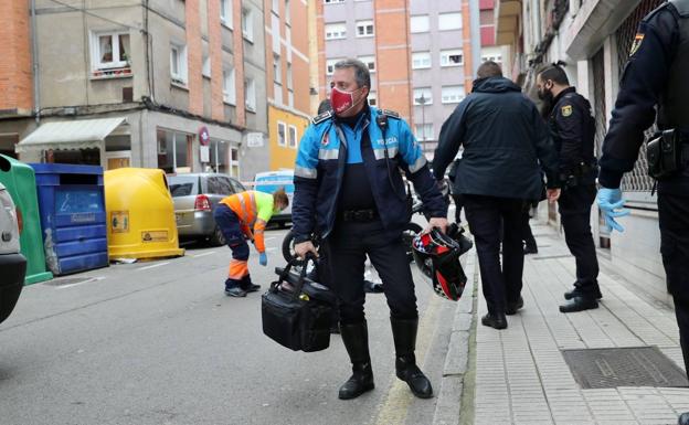 Un agente de la Policía Local de Gijón salva a un hombre que sufrió un infarto en la calle