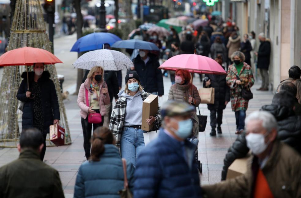 Las compras navideñas en festivo animan a la hostelería