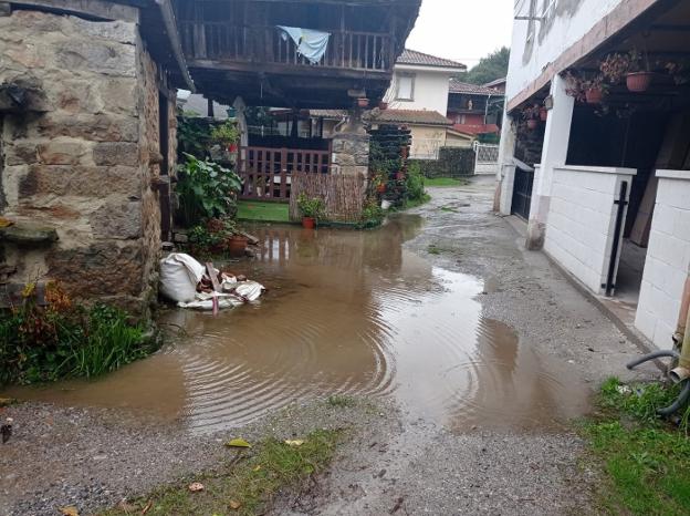 Diez años de lucha en Bárzana para conseguir un colector