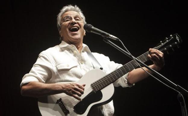 Caetano Veloso, positivo por covid y asintomático, carga contra Bolsonaro