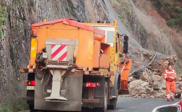 El nuevo argayo de la AS-15 continúa bloqueando un carril