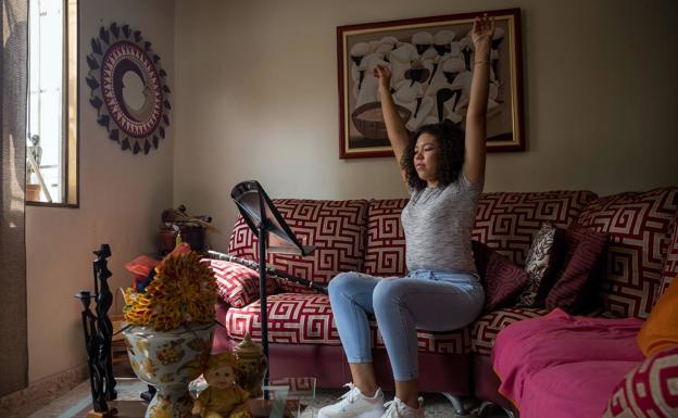 ¿Por qué EE UU y otros países reducen a 5 días la cuarentena?