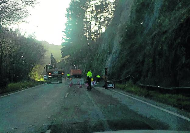 Continúan las labores de retirada del argayo de la AS-15, con un único carril operativo