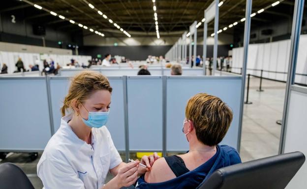 ¿Se puede estar contagiado a la vez de la variante Ómicron y Delta?