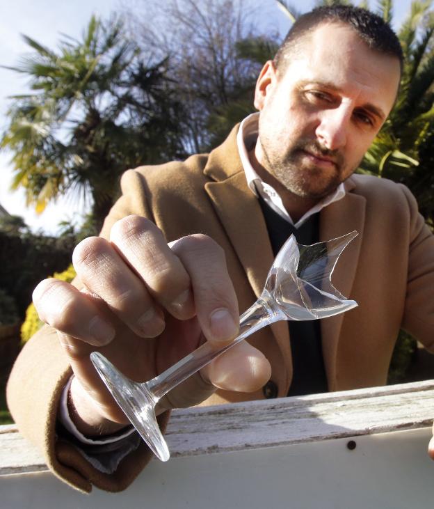 Iván Suárez representa con este vaso el estado de la hostelería. /