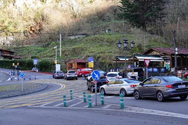 Los empresarios piden personal para evitar los atascos en el acceso a los Lagos y Covadonga