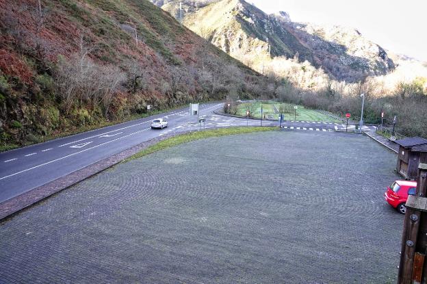 Cangas de Onís habilitará una gran área para autocaravanas en el aparcamiento de Muñigu