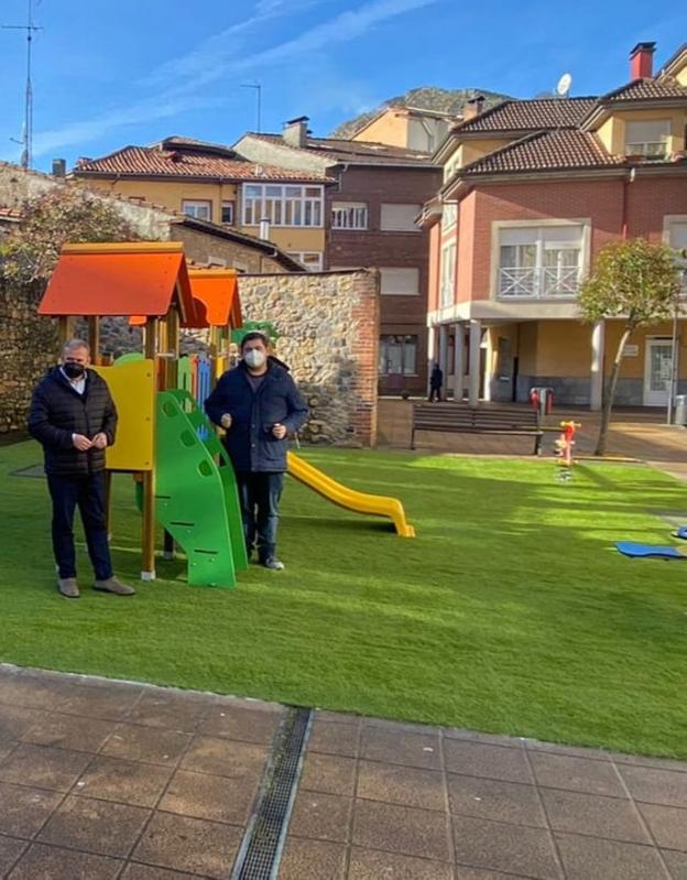 Nuevo parque infantil en la plaza de La Peruyal
