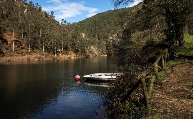 Rescatan a cuatro personas en el embalse de Arbón tras romperse sus canoas