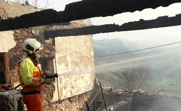 50 incendios forestales se mantienen activos en Asturias