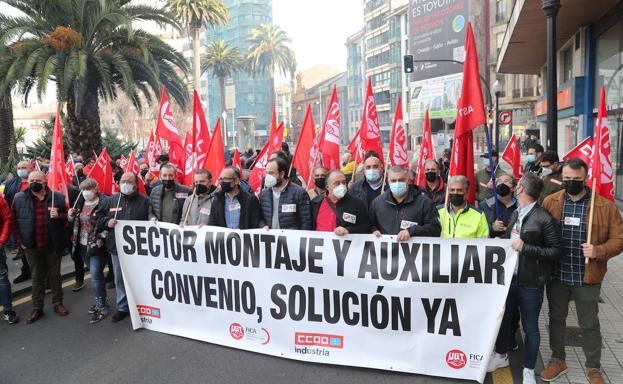 Trabajadores del sector auxiliar y del montaje se concentran ante Femetal