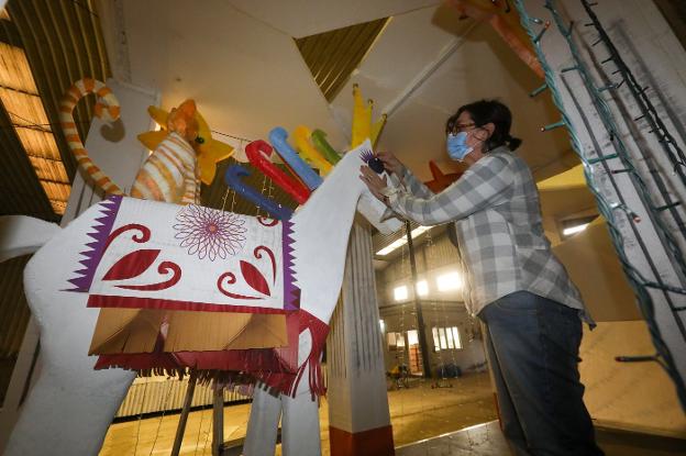 Las carrozas ya esperan a los Reyes Magos de Oriente