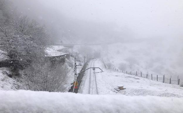 Restablecido el servicio de trenes entre Busdongo y Puente de los Fierros