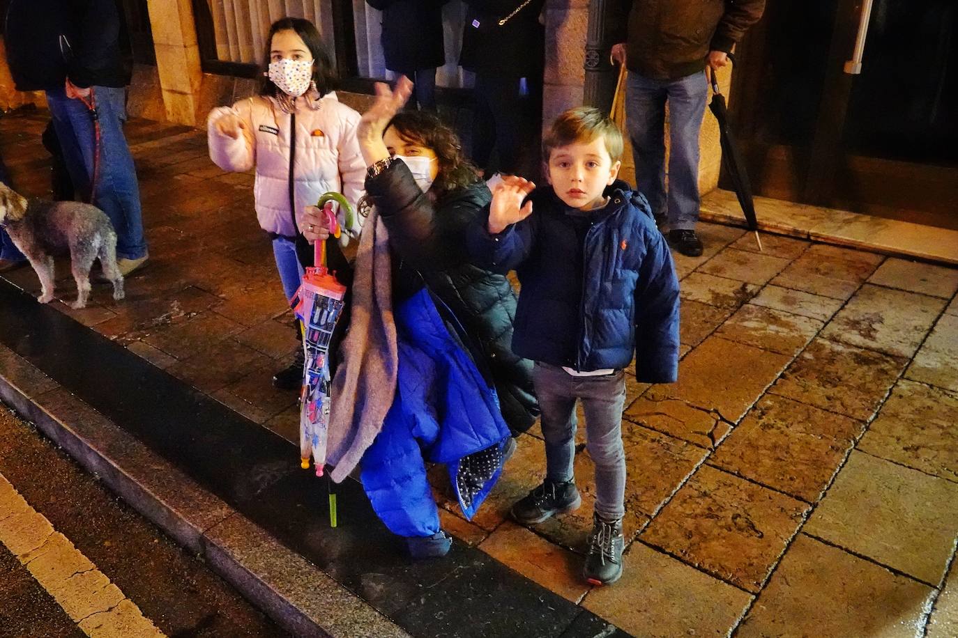 Colorida cabalgata de los Reyes Magos en Cangas de Onís