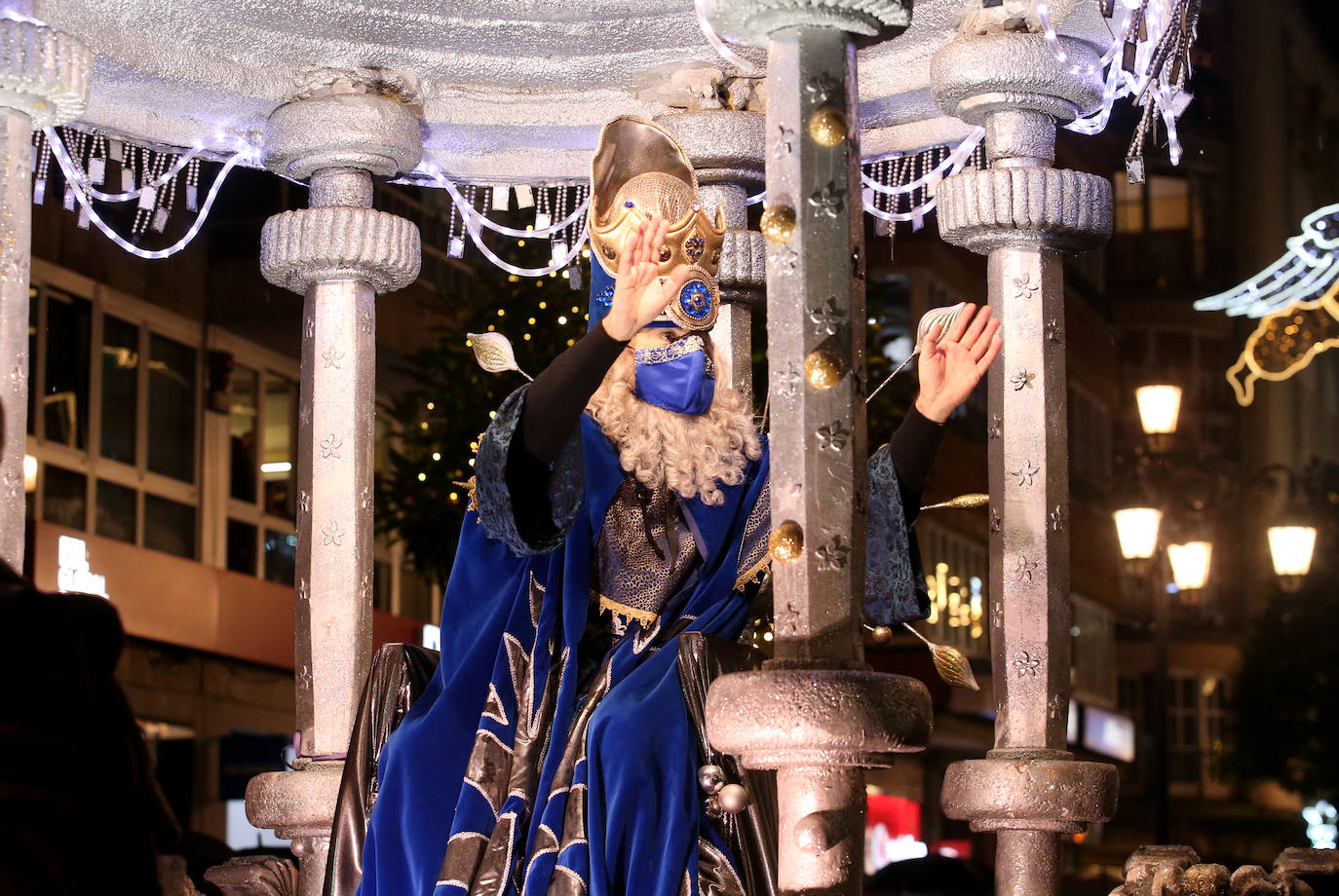 Más de mil personas en el séquito de los Reyes Magos en Oviedo