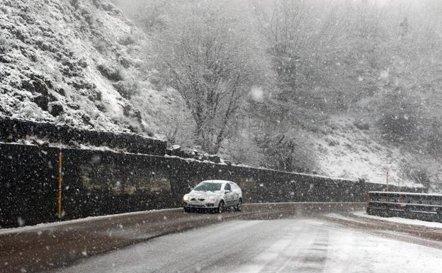 La nieve complica la circulación en la montaña asturiana