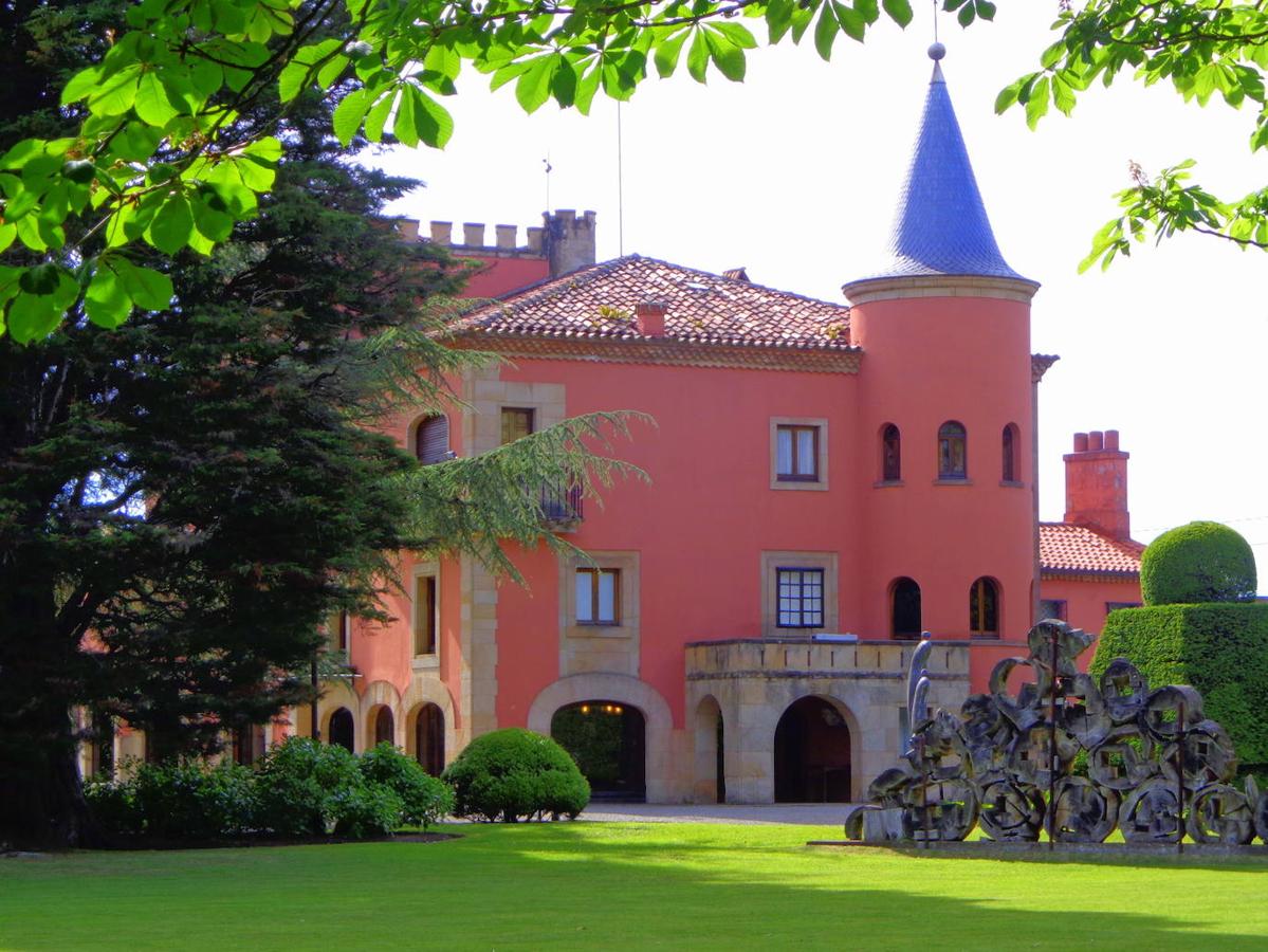 El jardín escultórico de La Redonda, «el más rico y espectacular» del barrio de Somió en Gijón