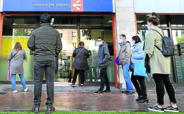 Más de 32.000 parados asturianos no cobran ningún tipo de prestación por desempleo