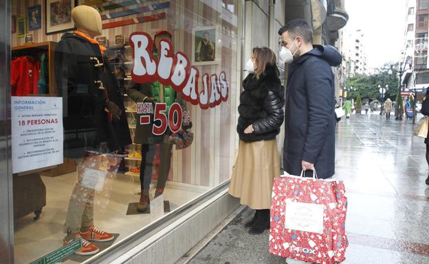 Pocas ventas y bastantes cambios en el primer día de rebajas en Gijón