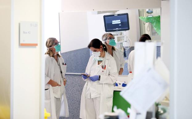 Los médicos de Atención Primaria atienden más de 60 citas diarias por la saturación de la sexta ola