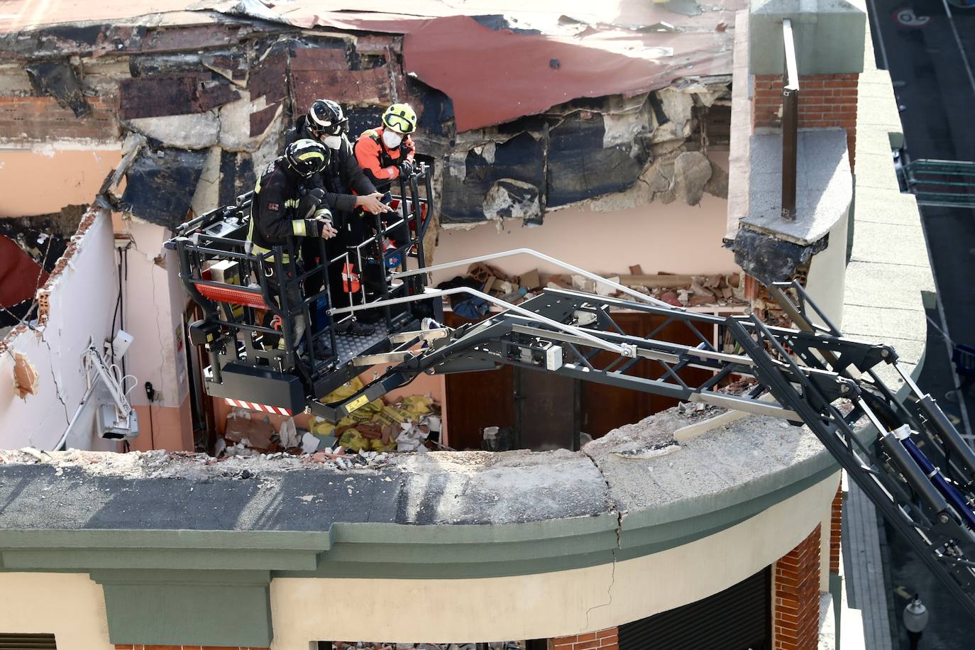 Los bomberos intervienen en el colegio derrumbado en Gijón