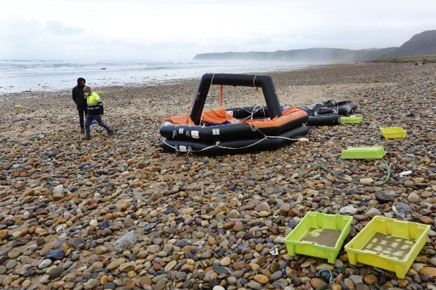 Ocho pescadores logran salvar su vida tras un naufragio cerca de Avilés