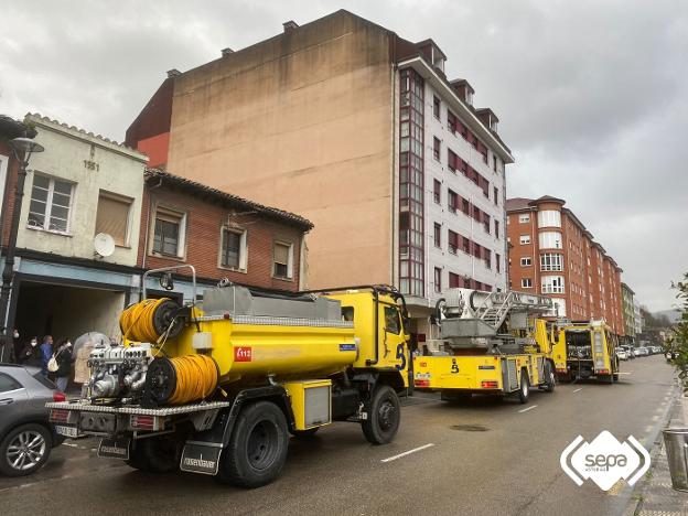 Un herido en un incendio en un piso de La Felguera que obligó a desalojar a 30 vecinos