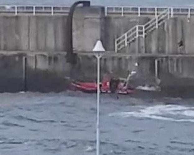 Cuatro jóvenes caen al mar desde el Muelle Nuevo de Luarca al ser arrastrados por una ola