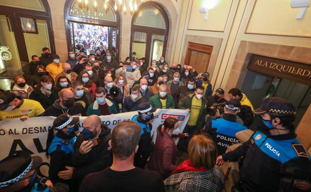 «¡No queremos paro, queremos trabajo!»: el grito desesperado de los empleados de Alu Ibérica