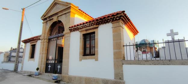 La rehabilitación de la fachada y la capilla del cementerio de Trasona entra en su recta final