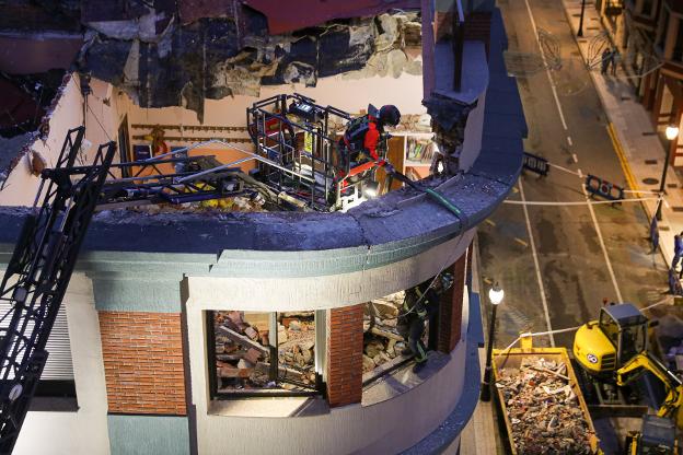 Los bomberos aseguran la cornisa del San Vicente ante el riesgo de desplome