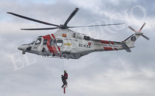 Angustioso rescate de una mujer en apuros en la escalera 17 de Gijón