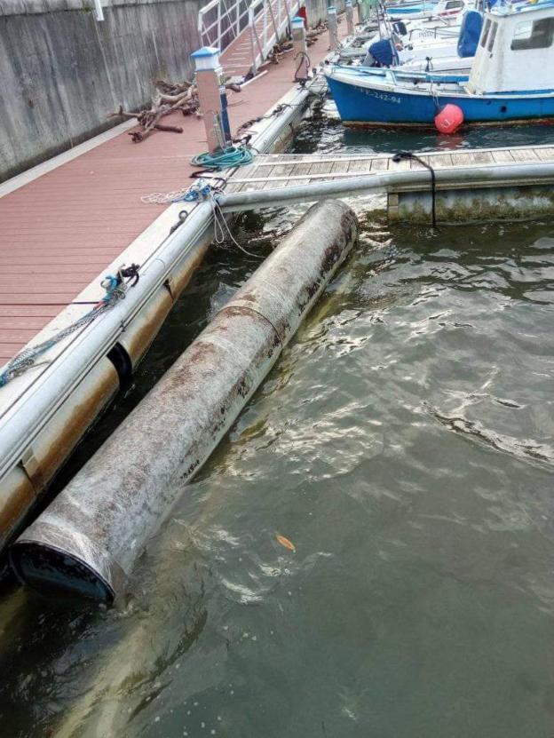 La marea y la falta de dragado rompen uno de los pantalanes del puerto de La Arena