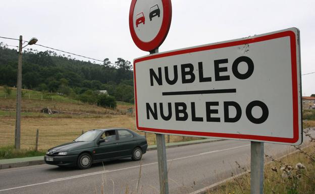 Accidente sin heridos entre un autobús y un turismo en la AS-17 a la altura de Nubledo