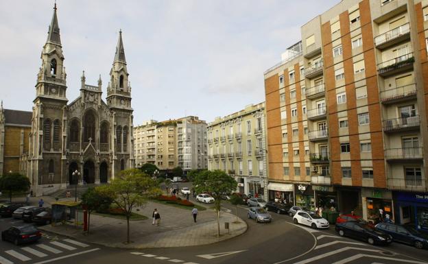 Detenido tras intentar llevarse dos huchas benéficas de una tienda de la plaza de La Merced en Avilés