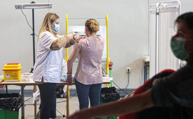 La sexta ola muestra su peor cara: 51 ingresos más, doce fallecidos y 7.588 casos en tres días