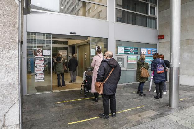 La tramitación de las 10.000 bajas laborales por covid bloquea los centros de salud de Asturias