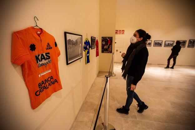 El fotógrafo Santiago García rinde homenaje al ciclismo en Lugones