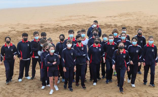 Los alumnos del San Vicente vuelven a reunirse en la playa de San Lorenzo
